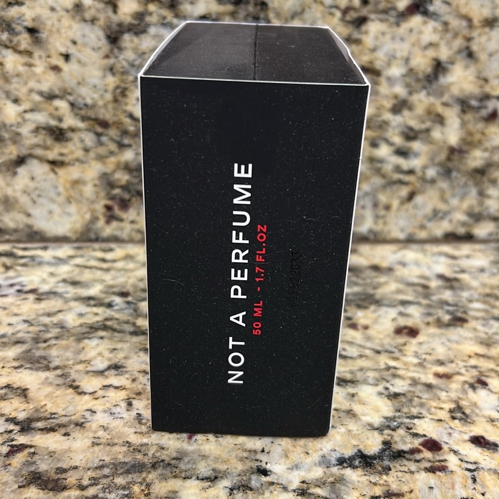 Juliet Has a Gun Not a perfume - Picture 7 of 9